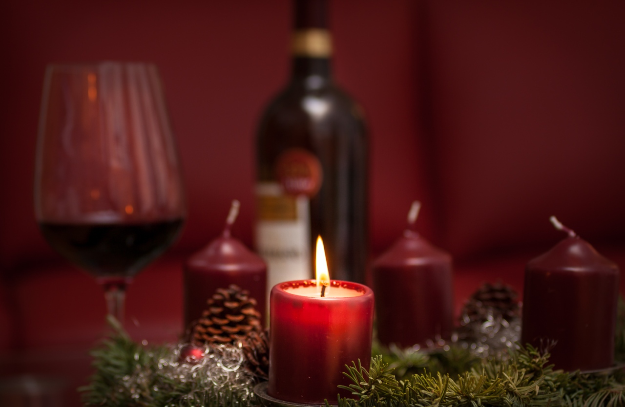 Adventskranz mit einer brennenden Kerze zum ersten Advent 2015