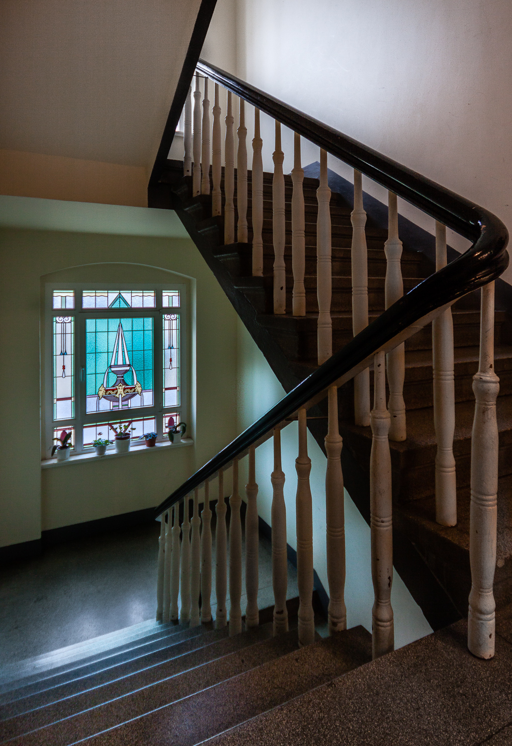 Treppenaufgang und Flurfenster mit schöner Bleiverglasung in unserem etwa hundertjährigen Haus in Halles Innenstadt